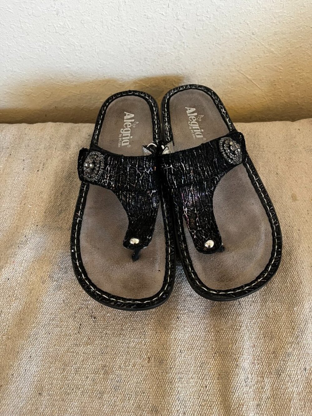 Alegria Woman's Black Crackle Metallic Carina Thong Sandals Sz 9